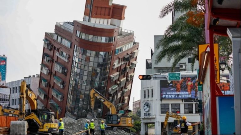 Διασώσεις εγκλωβισμένων στην Ταϊβάν μετά τον σεισμό των 7,4 Ρίχτερ - 9 νεκροί, πάνω από 1.000 οι τραυματίες