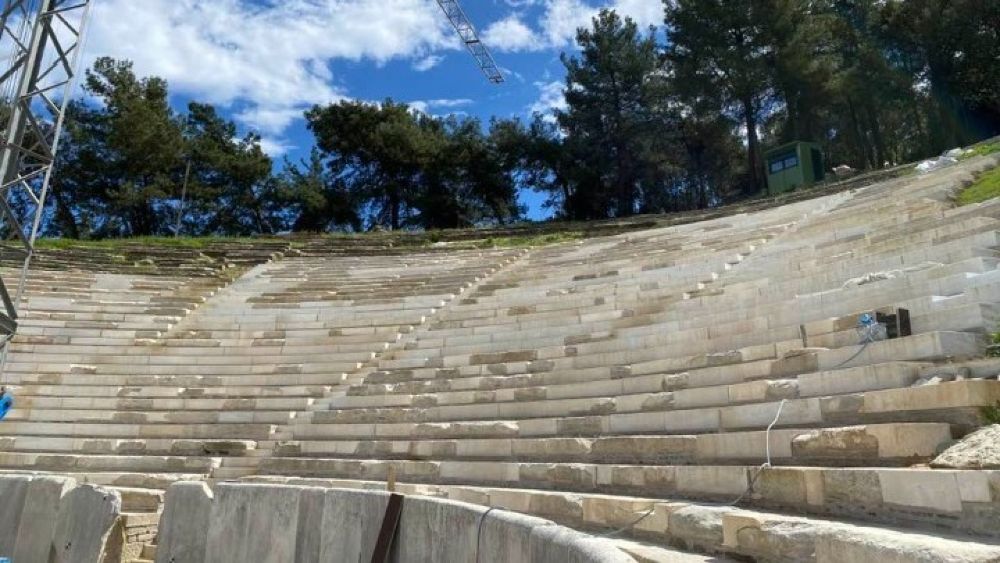 Το αρχαίο θέατρο της Θάσου αποκαταστάθηκε με το φημισμένο λευκό μάρμαρο του νησιού
