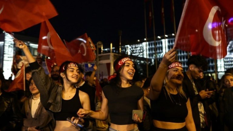 Αλλαγή πολιτικού σκηνικού στην Τουρκία με τη νίκη της αντιπολίτευσης στις τοπικές εκλογές
