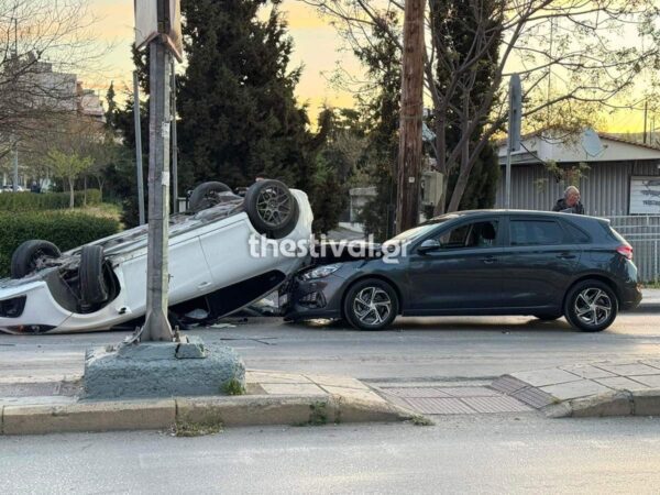 Σοβαρό τροχαίο στη Θεσσαλονίκη: Τούμπαρε αυτοκίνητο μετά από σύγκρουση με άλλο – Δείτε βίντεο