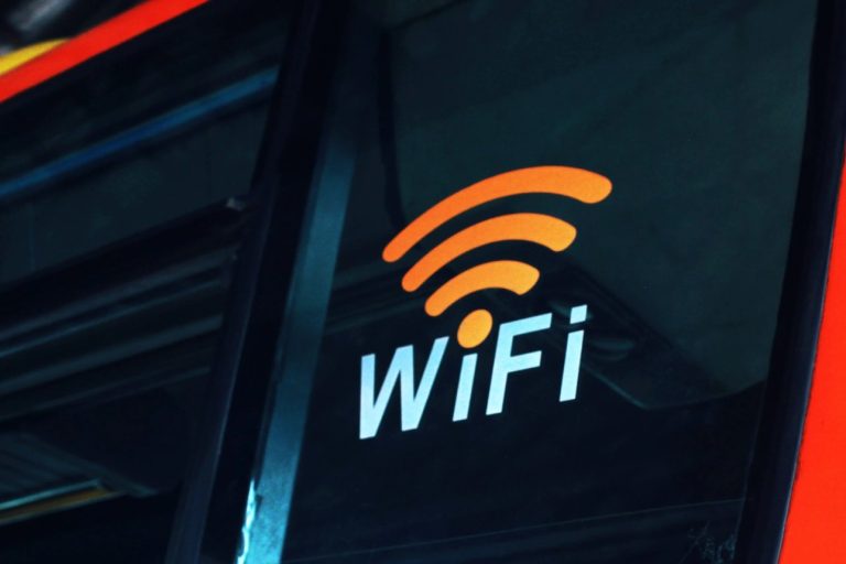 Πώς να καταλάβετε αν οι γείτονές σας κλέβουν το Wi-Fi σας;