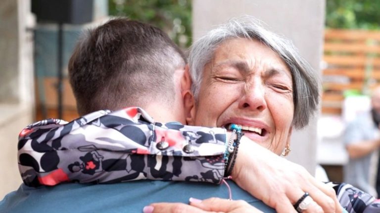 Δείτε βίντεο: Η στιγμή που γυναίκα από τη Χίο γνώρισε τον άνθρωπο που της χάρισε τη ζωή με δωρεά μυελού των οστών