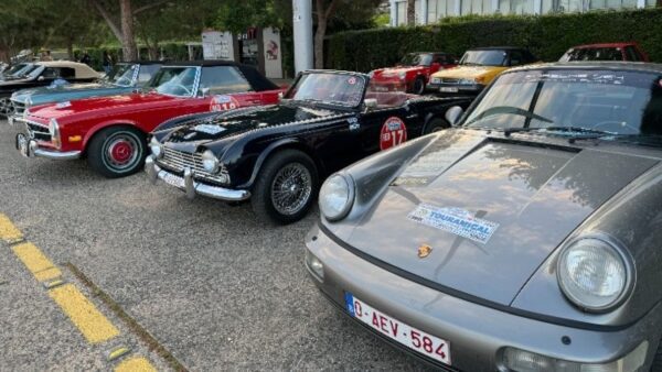 Πολυτελή αυτοκίνητα - αντίκες εντυπωσίασαν στην παραλία της Θεσσαλονίκης