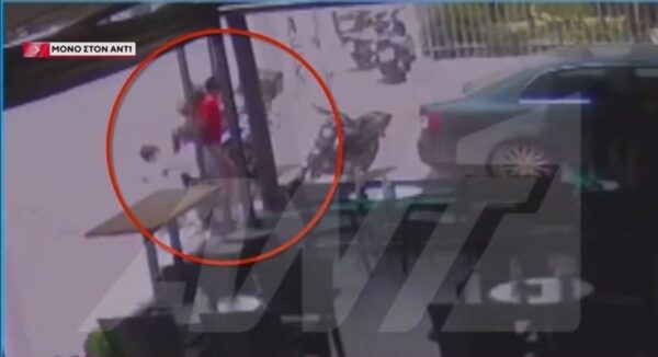 Βίντεο από τη στιγμή που η μητέρα αρπάζει τα παιδιά της από δομή - Είναι εκτός Αθήνας, λέει η γιαγιά τους
