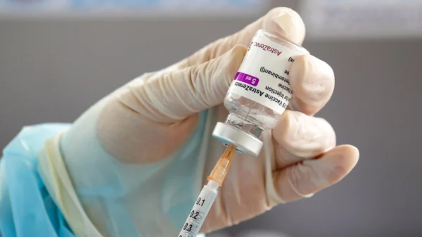 H Astrazeneca αποσύρει το εμβόλιο κατά της Covid: Γεγονότα και μύθοι για την απόσυρση και τις παρενέργειες που προκαλεί