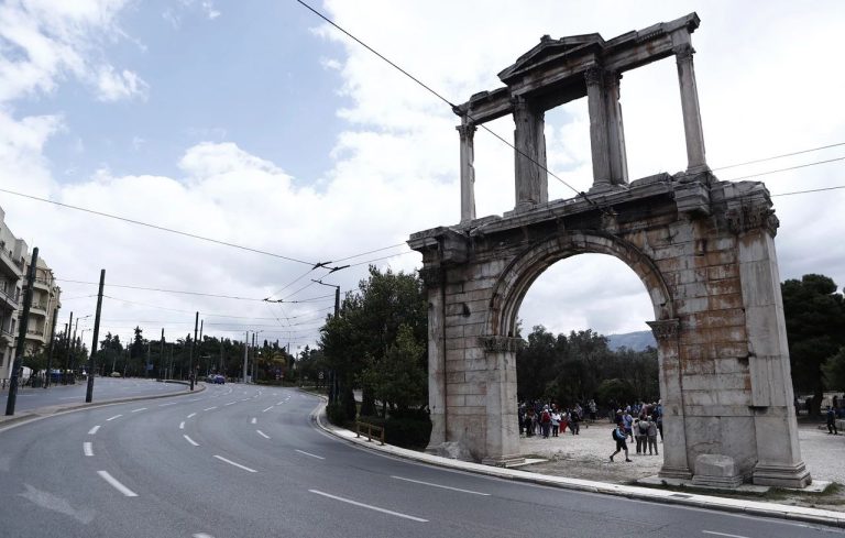 Άδεια πόλη η Αθήνα – Εντυπωσιακές φωτογραφίες