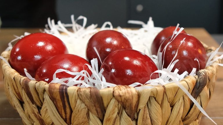 Γιατί βάφουμε κόκκινα αυγά την Μεγάλη Πέμπτη