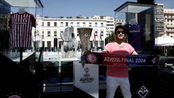 Τελικός Europa Conference League: Το τρόπαιο και το μπόνους 2 εκατ. ευρώ που περιμένει τη νικήτρια