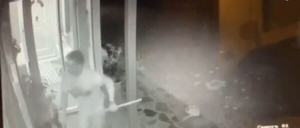Θεσσαλονίκη: Ιδιοκτήτης σπιτιού κυνήγησε διαρρήκτες με σκούπα, δείτε βίντεο