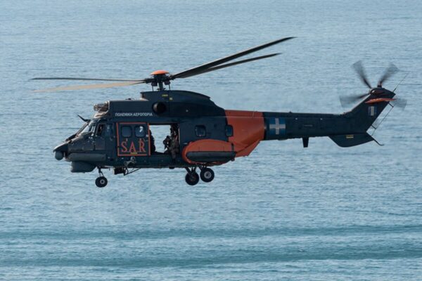 Πολεμική Αεροπορία: Πλάνα από ελικόπτερο Super Puma που συμμετέχει σε αποστολή διάσωσης ασθενών από εμπορικό πλοίο