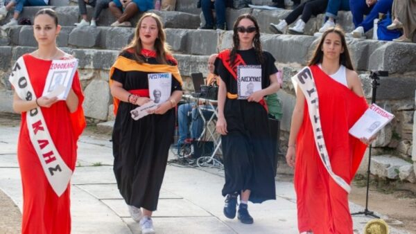 Καβάλα: Μαθητές δημιουργούν αυτοσχέδια ενδύματα εμπνεόμενοι από μνημεία