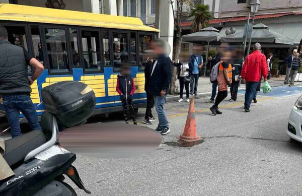 Καβάλα: Τραυματίας οδηγός δικύκλου, «έπεσε» πάνω στο Τρενάκι του Δήμου (φωτογραφίες)