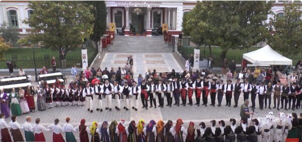 Σέρρες: Πλήθος κόσμου στο χορό του "Καγκελάρη Παπαδατών" μπροστά στο Διοικητήριο- Video