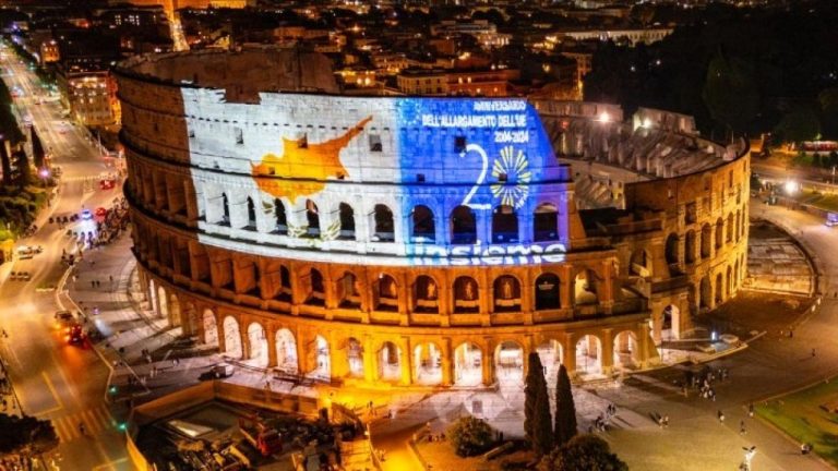 Η Ρώμη τίμησε τη διεύρυνση της Ευρωπαϊκής Ένωσης του 2004 – Το Κολοσσαίο φωτίστηκε με τη σημαία της Κύπρου