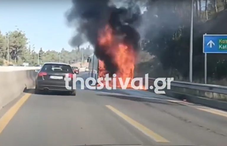 Στις φλόγες λεωφορείο του ΟΑΣΘ στον Περιφερειακό της Θεσσαλονίκης – Κλειστό το ρεύμα προς δυτικά – video