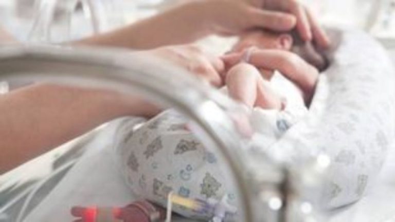 Ένα μωρό εκ γενετής κωφό ξαναβρήκε την ακοή του χάρη σε πρωτοπόρα γονιδιακή θεραπεία
