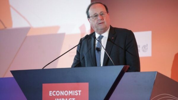ECONOMIST-Φρανσουά Ολάντ: Οι προκλήσεις με τις οποίες είναι αντιμέτωπη η Ευρώπη δεν είναι οικονομικής φύσης αλλά πολιτικής