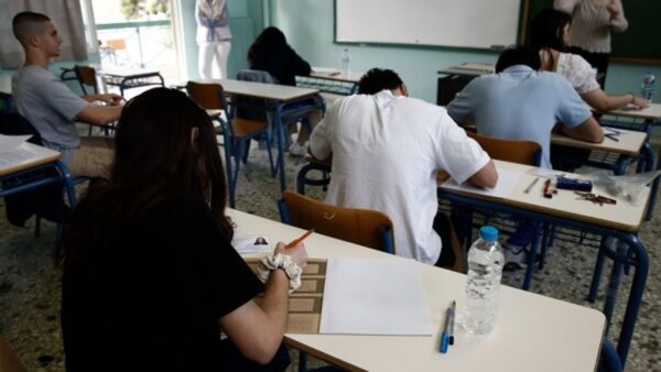 Πανελλαδικές Εξετάσεις- ΕΠΑΛ: Η σημασία και η χρησιμότητα του βιβλίου, το θέμα των Νέων Ελληνικών