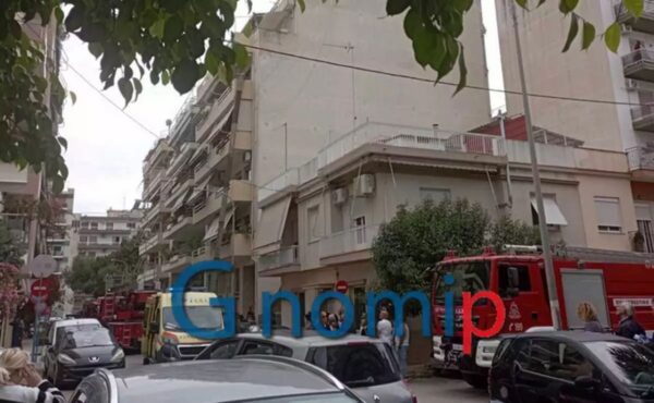 Πάτρα: Βίντεο με τη στιγμή που πυροσβέστες κατεβαίνουν από ταράτσα πολυκατοικίας για να σώσουν ηλικιωμένο