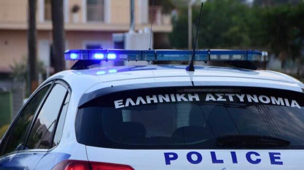 Επεισοδιακή σύλληψη στη Νέα Ιωνία: Χτύπησε με κλωτσιές και γροθιές αστυνομικούς φεύγοντας από κατάστημα που έκλεψε