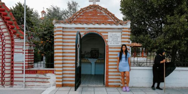 Φλάμπουρο: Το χωριό που μάγεψε τη Μαρίνα Σάττι και κινηματογράφησε το οδοιπορικό -Δείτε την ταινία