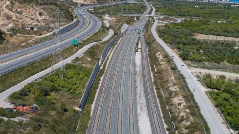 «Τρέχει» το έργο της ηλεκτροκίνησης για τη διασύνδεση Πελοποννήσου με το σύγχρονο σιδηροδρομικό δίκτυο της πρωτεύουσας