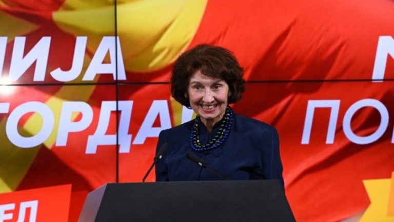 Βόρεια Μακεδονία: Ορκίστηκε πρόεδρος της χώρας η Γκορντάνα Σιλιάνοφσκα, η οποία αποκάλεσε τη χώρα ως «Μακεδονία»