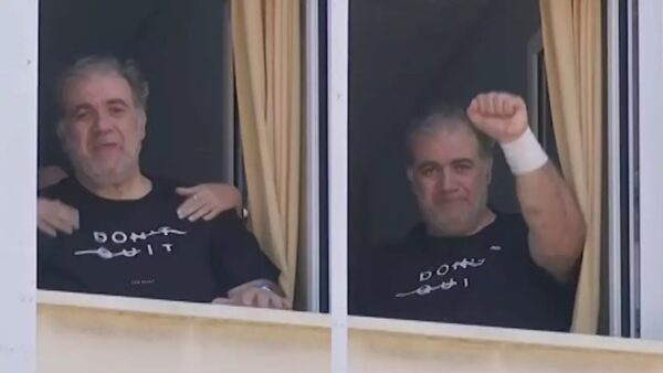 Δημήτρης Σταρόβας: Συγκινημένος και ταλαιπωρημένος στις πρώτες εικόνες από το παράθυρο του νοσοκομείου