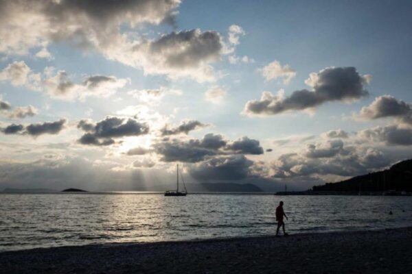 Καιρός: Πάσχα με συννεφιά, βροχές και καταιγίδες – Αναλυτικά η πρόγνωση για τις επόμενες ημέρες