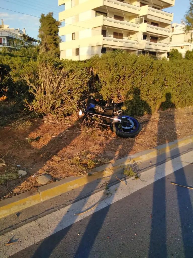 Βούλα: Μηχανή παρέσυρε και σκότωσε πεζή – Τραυματίστηκε και ο οδηγός
