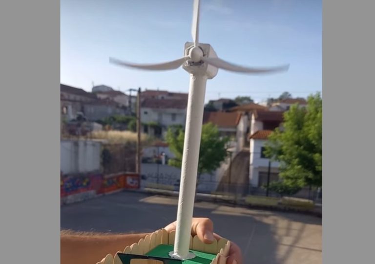 Σέρρες: Μαθητής Γυμνασίου κατασκεύασε mini ανεμογεννήτρια που παίρνει ενέργεια απ’ τον ήλιο! -Δείτε video