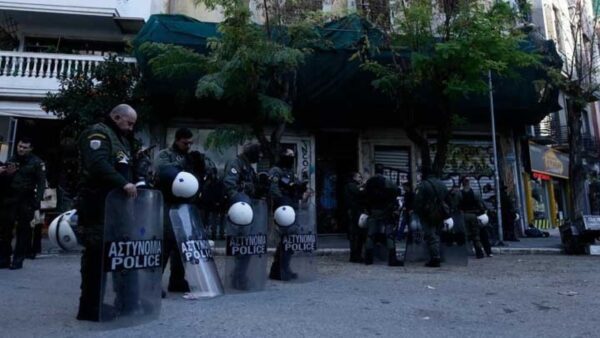 Η ΕΛ.ΑΣ εκκένωσε υπό κατάληψη κτίρια στην Αθήνα