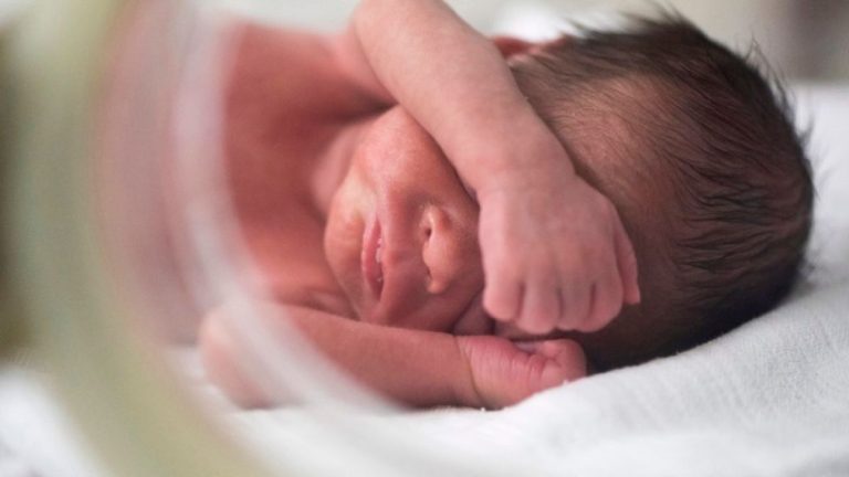 Γέννησε η πρώτη γυναίκα στην Ελλάδα μετά από μεταμόσχευση ωοθηκών