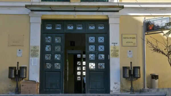 Δίωξη για κακούργημα σε βάρος του πασίγνωστου ποινικολόγου για τον ξυλοδαρμό της συζύγου του άσκησε ο εισαγγελέας