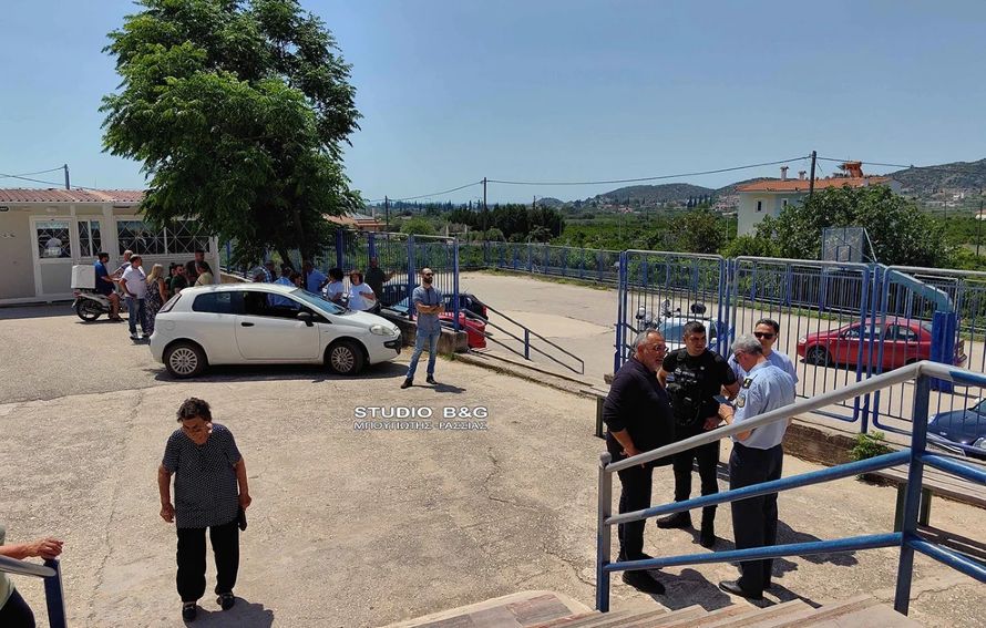 Απίστευτο περιστατικό στο Ναύπλιο – Απομακρύνθηκε ο δικαστικός αντιπρόσωπος και έκλεισε το εκλογικό κέντρο