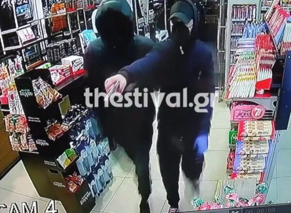 Θεσσαλονίκη: Βίντεο ντοκουμέντο από τους αδίστακτους ληστές που μπούκαραν με πιστόλια και λοστούς σε κατάστημα