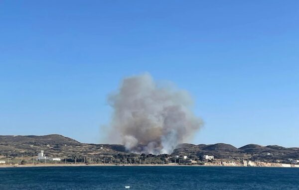 Μεγάλη φωτιά στη Μήλο – Μήνυμα από το 112, στη μάχη της κατάσβεσης δυνάμεις και από την Αττική