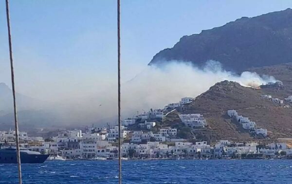 Φωτιά στη Σέριφο, συνεχή μηνύματα από το 112