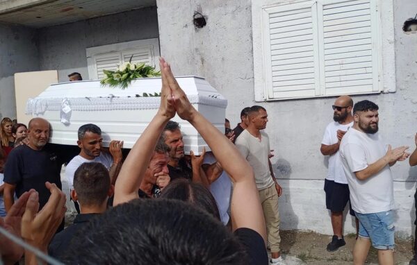 Ηλεία: Θρήνος και οργή στην κηδεία της 11χρονης Βασιλικής που δολοφονήθηκε -φωτο & video