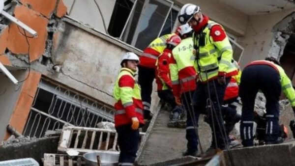 Κατέρρευσε 4ώροφο κτήριο στην Κωνσταντινούπολη - Εγκλωβισμένοι κάτω από τα ερείπια