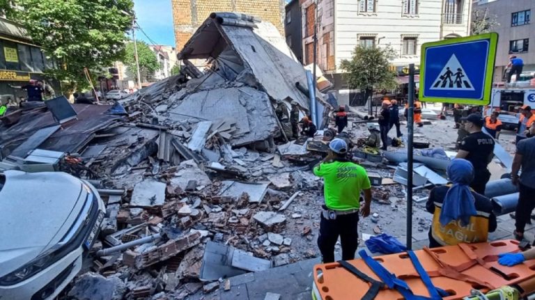 Βίντεο: Η στιγμή της κατάρρευσης του τριώροφου κτηρίου στην Κωνσταντινούπολη – Ένας νεκρός και επτά τραυματίες