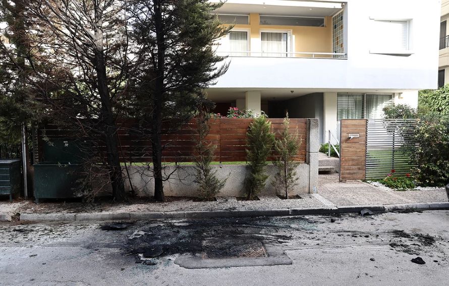 Η Αντιτρομοκρατική ερευνά την επίθεση με μολότοφ έξω από το σπίτι της προέδρου του Αρείου Πάγου – Τα μέχρι στιγμής ευρήματα