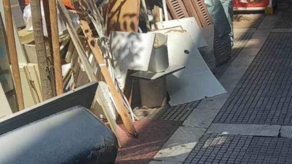 Θεσσαλονίκη: Τσουχτερή καμπάνα σε πολίτη που παράτησε ογκώδη αντικείμενα στο δρόμο