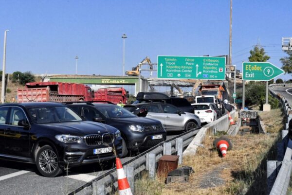 Ανατροπή βυτιοφόρου: Ομαλοποιείται η κυκλοφορία στην Ολυμπία Οδό – Τι λέει ο οδηγός για την απώλεια ελέγχου