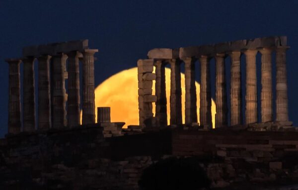 Πανσέληνος Ιουνίου: Μαγευτικές φωτογραφίες από το «φεγγάρι της φράουλας»