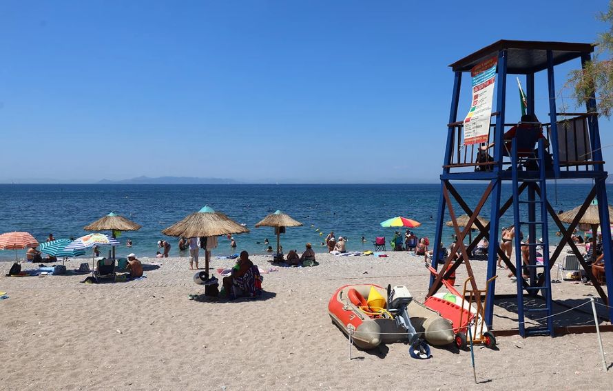 Το αδιαχώρητο στις παραλίες της Αττικής – «Θάλασσα» ψήφισαν στις ευρωεκλογές πολλοί Αθηναίοι