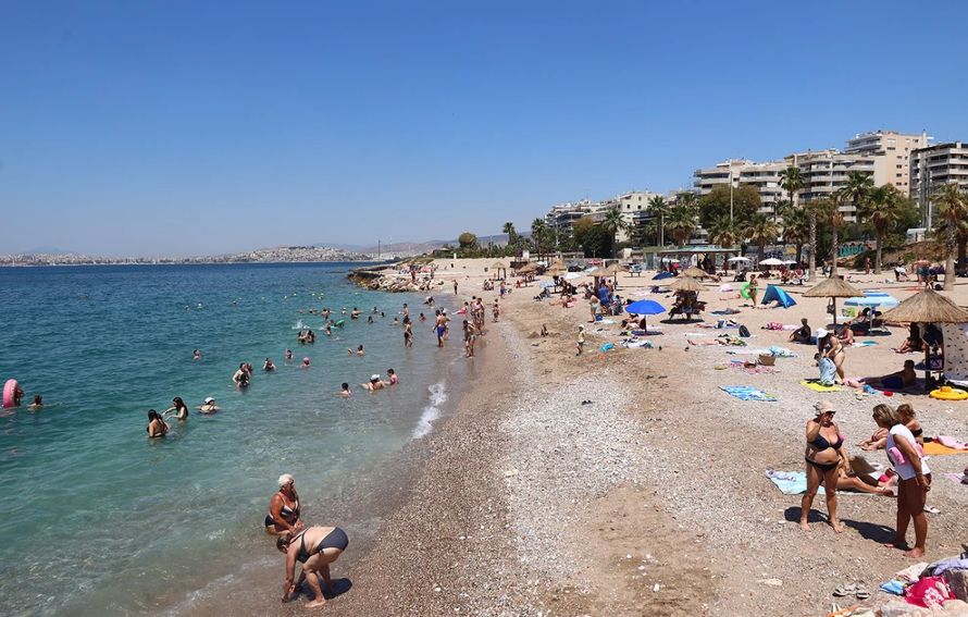 Το αδιαχώρητο στις παραλίες της Αττικής – «Θάλασσα» ψήφισαν στις ευρωεκλογές πολλοί Αθηναίοι