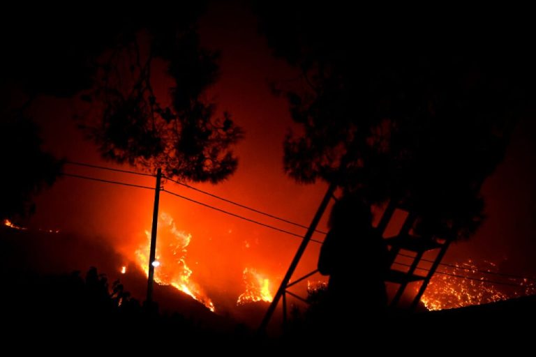 Ολονύχτια μάχη με διάσπαρτες εστίες φωτιάς – Παραμένει στην Ηλεία το βασικό μέτωπο με «μεγάλη δυναμική»