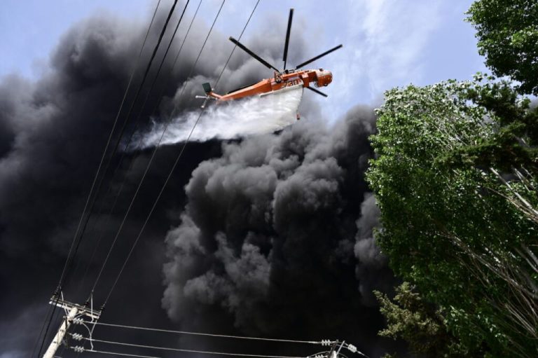 Κάτω Κηφισιά: Έκρηξη και μεγάλη φωτιά σε εργοστάσιο – Ήχησε το 112, διακοπή κυκλοφορίας (video)