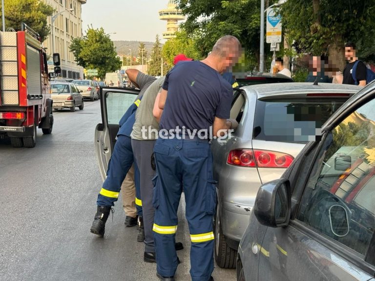 Θεσσαλονίκη: Αγοράκι 2,5 ετών έμεινε κλειδωμένο σε ΙΧ για μισή ώρα – Χρειάστηκε επέμβαση Πυροσβεστικής και ΕΛΑΣ για να σωθεί